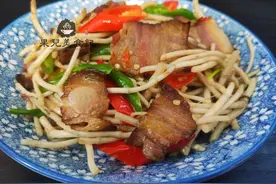 炒腊肉时，直接炒就“废”了，又咸又腻，牢记1步，肥而不腻图片