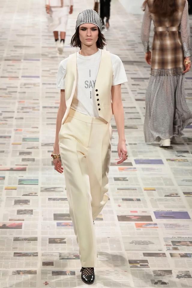 女明星秋季撞衫的第一件单品，我再也不说它鸡肋了