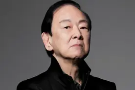 比成龙火，连谢贤都不敢惹，半黑半白的王羽，到底何许人也？图片