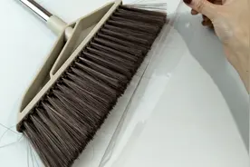扫把粘上头发难清理？掌握三个窍门，扫把上头发清理的干干净净视频封面