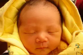 产妇生出"小黄人宝宝"，宝妈觉得孩子可爱，奶奶看后吓懵了图片
