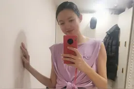 世界小姐张梓琳晒孕肚照，四肢纤细穿超短裙，孕七月肚子还没胸大图片