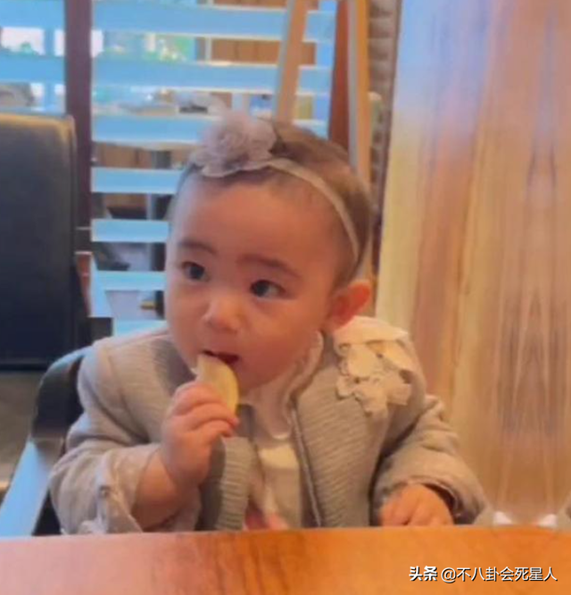 梦幻钢琴公主的图片大全（82岁艺术家为1岁女儿庆生）