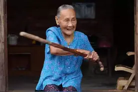 河南农妇看病，意外露出伤疤引来民警，一问才知她竟是抗战英雄图片