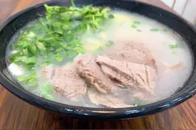 入秋后，要多喝羊肉汤，记住“四不五做”，肉不膻，汤色奶白图片