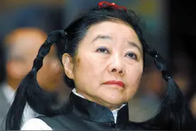 丈夫被绑架遇害，风格大变，扎起羊角辫，穿超短裙，给情人20亿图片