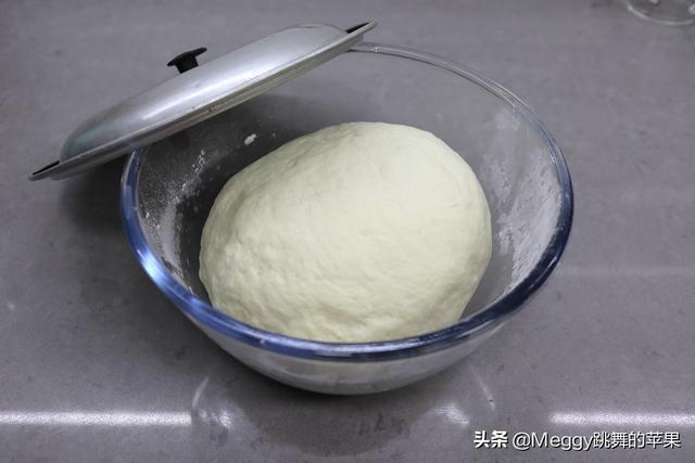 这菜好多人只知道炒着吃，却不知做馅包饺子才叫鲜，韭菜都靠边站