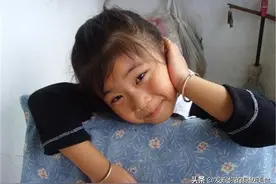 “用点力”，女儿学妈妈说话，引众人投来异样眼光，妈妈脸红了图片