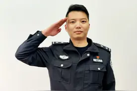 他一晚上连翻八个垃圾桶，上了热搜第一图片