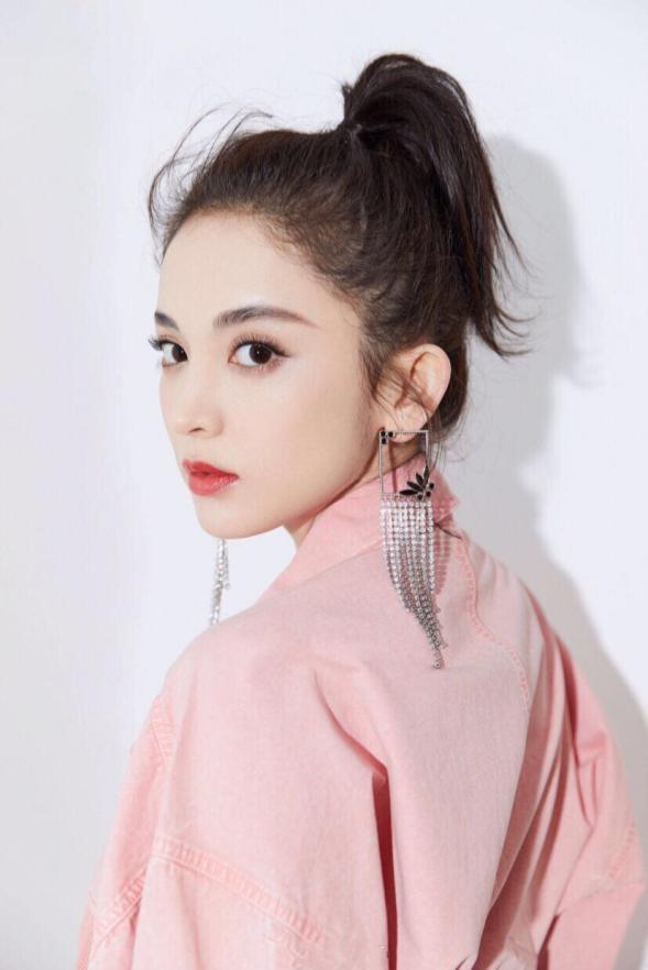 女人不管奔几,扎马尾时少犯这3个"错误",看着老气,还加快掉