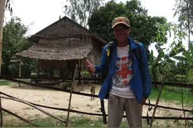 中国小伙骑行柬埔寨，原始乡村到底有多穷，小孩子连衣服都没得穿图片