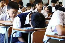 学生上课睡着了老师管不管？当这成为问题的时候，教育出了问题图片