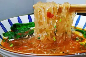 秋冬季节，孩子特喜欢吃的这碗“西红柿酸汤粉”，10分钟就做好图片