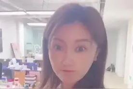 “豪门贵妇”甘薇沦为打工人，与贾跃亭离异后独自照顾三个小孩图片