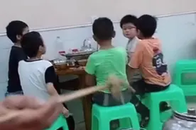 5个小学生“聚会”走红，深厚友谊令人羡慕，老板：等会谁买单？图片