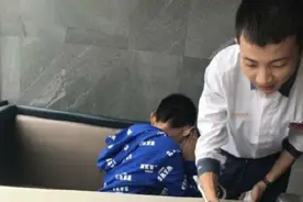 小男孩火锅店写作业，服务员摇身变辅导老师，网友：服务齐全图片
