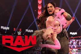 今天，奥尼尔去参加摔角联盟！嘲讽场上选手，结果惨遭对方抱摔图片