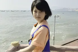 12岁病重女孩睡眠时紧紧抓住姥姥的手，害怕再也醒不来图片