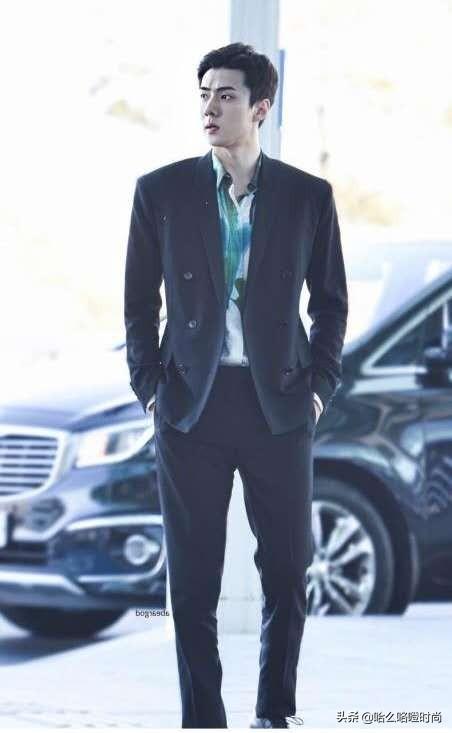 奶萌“贵族王子”吴世勋机场上演“拖鞋时尚”玩转不一样的style