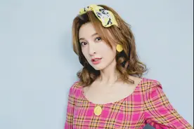 吴昕穿粉色格纹连衣裙亮了！搭配黄色花纹发带，演绎靓丽复古格调图片
