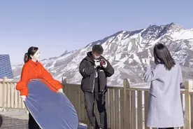 佟丽娅晒拍戏日常，片场帮打光却无人理？皮肤白到发光惹人羡图片