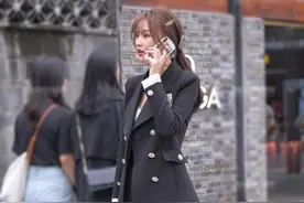 靓女穿搭真奇葩，袜子“烤硬”当鞋穿，不光透气还省钱图片