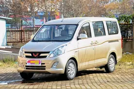 4万块的大空间车型：新五菱荣光V，实用是硬道理！图片