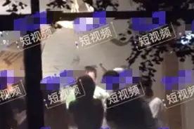 李亚鹏王学兵为陈建斌庆生，聚餐抽烟热聊，席间美女敬酒太热闹图片