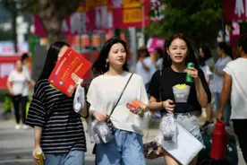 新生开学报到，这4类女生很“受欢迎”，学长抢着帮忙拿行李图片