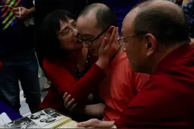 一个打拐妈妈的最好奖赏，32年后找到的第30个孩子是自己儿子图片