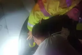 发生交通事故协商期间要身处安全位置 遇车损事故或车辆故障处置不当 危险！图片