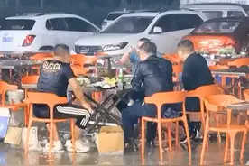 山东4男子雨中吃火锅谈笑风生，网友调侃：雨能助兴图片