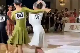 小女孩参加比赛把对手摔倒在地，孩子你要学会善良图片