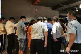 时隔18个月之后，重庆再现深夜“排队买房”图片