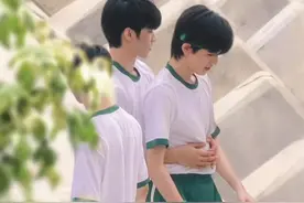 文轩/最怕有一天，你儿孙满堂，而他终身未娶图片