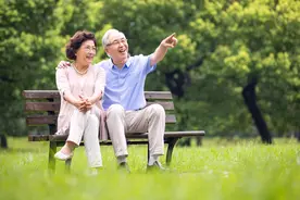 到了晚年，该如何做夫妻？一对金婚夫妻说出了婚姻的真谛图片