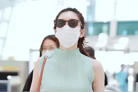 江疏影新剧杀青后走机场，穿薄荷绿上衣搭牛仔裤变瘦了不少图片