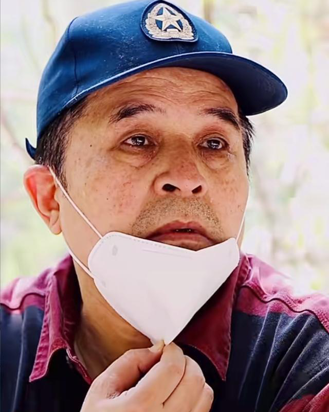 毕福剑隐退多年再出镜，当年光鲜全然不再，现身小饭馆为友人题字