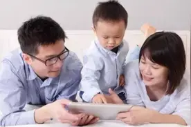 22岁姐姐带着3岁弟弟逛街，碰巧撞见前男友，姐姐：这是我儿子图片