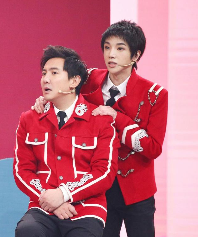 《王牌对王牌》的舞台上,王源和华晨宇,谁的综艺感比较强?