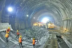 这条路建成后乌鲁木齐到库尔勒车程缩短至3小时左右图片