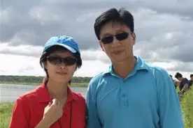 65岁名主持敬一丹，嫁富商老公恩爱多年，34岁学霸女儿找个洋老公图片