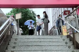 雨天 西安地铁小哥哥小姐姐们的举动好贴心图片