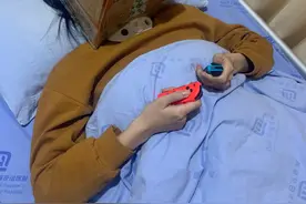 躺在病床都要打游戏！少女住院自制懒人神器图片