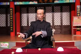 王保合：年近70，用三个球两个碗，赢了李嘉诚4亿图片