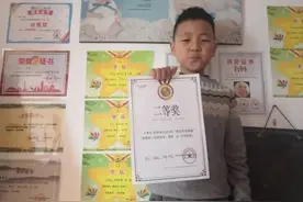 儿子获多张奖状，宝妈发朋友圈后却遭嘲笑：没有含金量图片