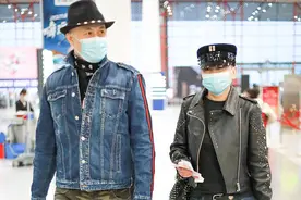 59岁徐锦江与娇妻合体！女方穿紧身裤秀纤细美腿，穿皮衣英气十足图片