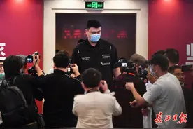 探访火神山医院，姚明：战疫经历塑造了武汉这座城市图片