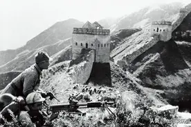 实战时，可以用战友遗体挡子弹吗？97岁抗战老兵含泪说出答案图片