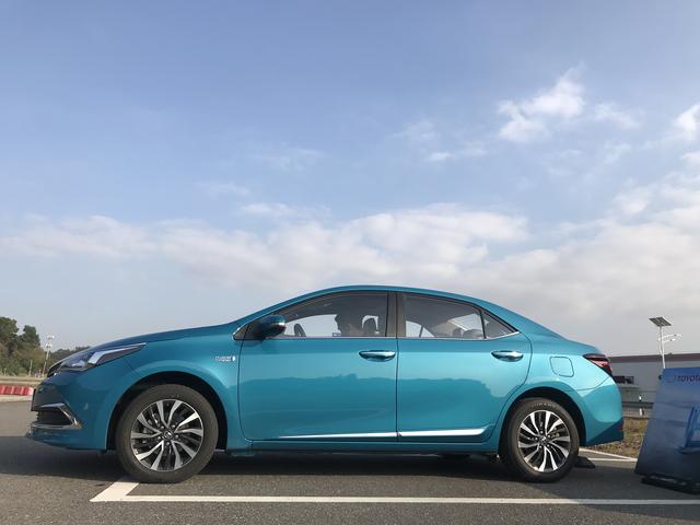 能上绿牌有补贴！试驾卡罗拉双擎E+，和汽油版开起来差距如此大？